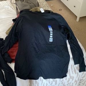 Black Gildan mens classic Long sleeve T-shirt. Tags on all.